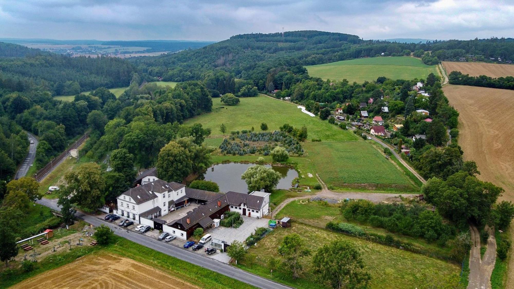 Penzion A Restaurace Belecky Mlyn Pteni Exteriör bild